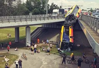 Autobus runął z mostu, zginęła pasażerka. Wyższa kara dla kierowcy