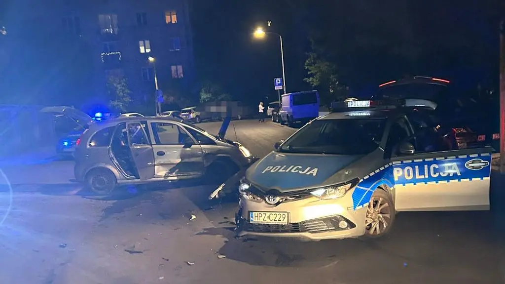 Kradł koła na parkingu, uciekał przed policją, zderzył się z radiowozem