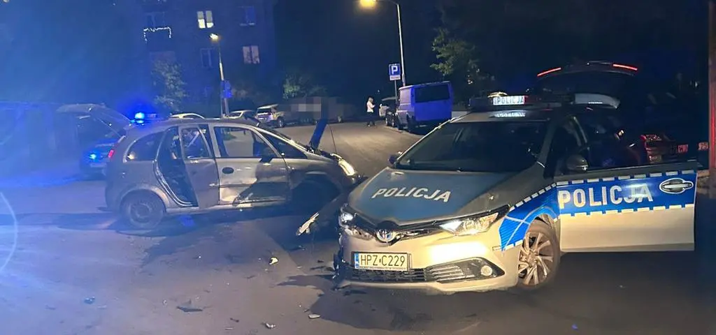 Kradł koła na parkingu, uciekał przed policją, zderzył się z radiowozem