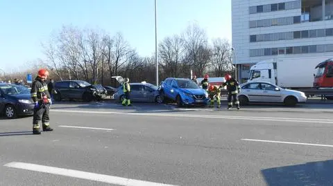 Cztery samochody zderzyły się w Alejach Jerozolimskich. Jedno zawisło na masce drugiego