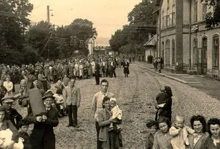 Żydowscy uchodźcy zebrani przez działaczy Brichy podczas podróży do Palestyny, 1946