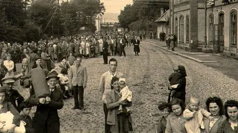 Żydowscy uchodźcy zebrani przez działaczy Brichy podczas podróży do Palestyny, 1946