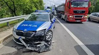 Ciężarówka uderzyła w radiowóz, ranny policjant