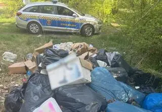 Wyrzucił worki z odpadami i dokumentami