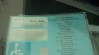 Straż miejska zauważyli przerobioną kartę parkingową 