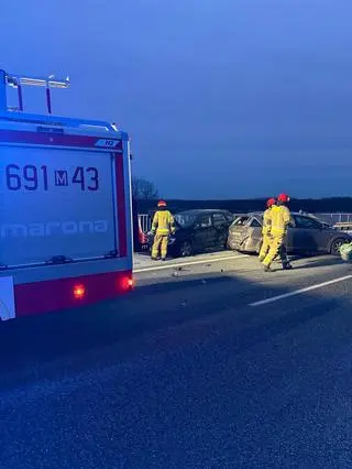 Zderzenie dwóch samochodów i busa