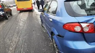 Zderzenie autobusu z samochodem na Bielanach