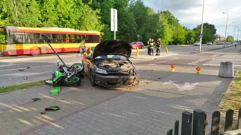 Wypadek z udziałem motocyklisty. Jednoślad utknął między autem a znakiem drogowym