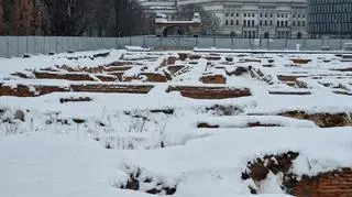 Relikty Pałacu Saskiego pokryte śniegiem