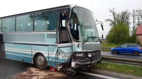 Zderzenie autobusu z busem na krajowej "siódemce"