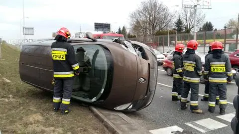 Samochód na boku, wypadek w Wawrze