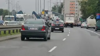 Ciężarówka zablokowała przejazd na Prymasa Tysiąclecia