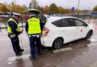 Skontrolowali niemal tysiąc aut przewozu osób, wystawili 310 mandatów