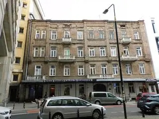 Kamienica przy ulicy Koszykowej przed remontem