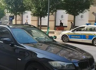 Kierowca wjechał na plac Pięciu Rogów