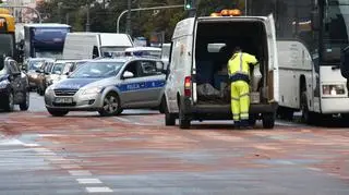 Policja kieruje samochody na objazdy