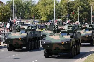 Sprzęt na defiladzie na Wisłostradzie 