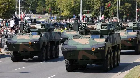 Sprzęt na defiladzie na Wisłostradzie 