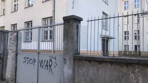 Zamknięta brama na szkolne boisko i wypadek nastolatka. Urzędnicy: jedno wejście jest zawsze otwarte