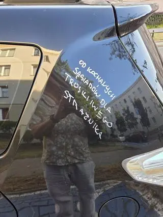 Zniszczone auto rodziców dziewczynki z niepełnosprawnością