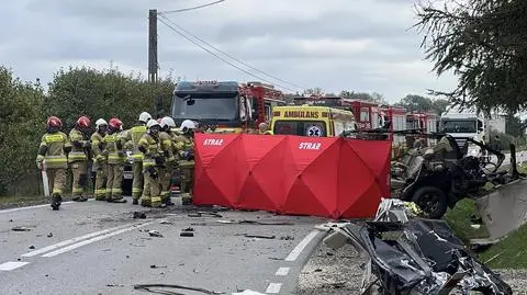 Zderzenie cysterny z autem osobowym. Dwie osoby nie żyją, jedna ranna 