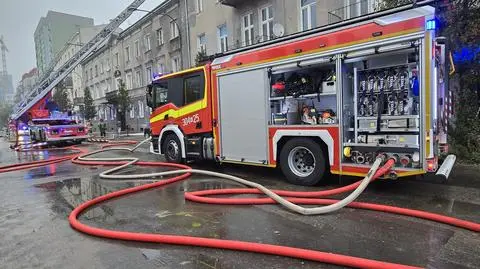 Pożar kamienicy na Woli. Akcja strażaków