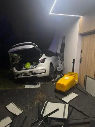 Pomyliła gaz z hamulcem i wjechała w dom 