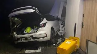 Pomyliła hamulec z gazem. Auto wbiło się w budynek 