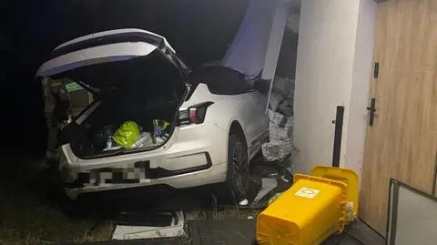 Pomyliła gaz z hamulcem i wjechała w dom 