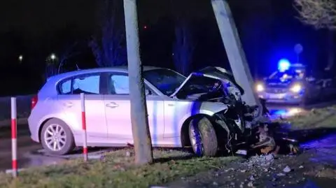 Uszkodzone auto i latarnia, kierowcy nie było