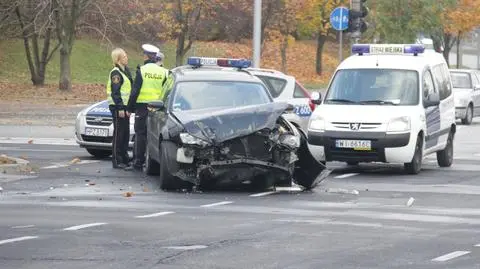 Zderzenie subaru ze skodą. "Wjechał na czerwonym"