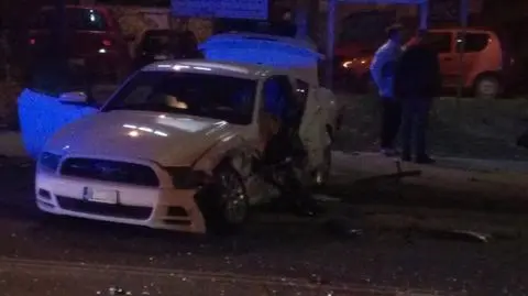 Nocny wypadek na Bielanach. "Dwie osoby trafiły do szpitala"