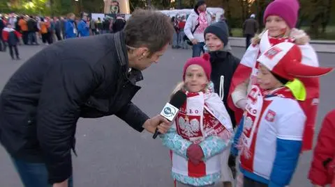 "Trzeba podać piłkę nogą i strzelić gola". Mali kibice idą na mecz