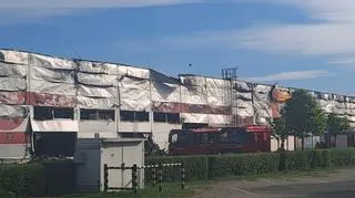 Spalona hala przy Marywilskiej w Warszawie