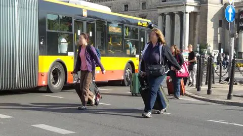 Przejścia nie ma, teoretycznie. Piesi biegają między autobusami