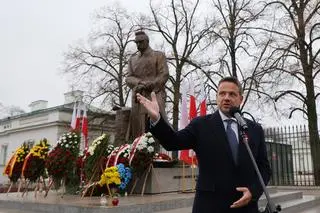 Rafał Trzaskowski złożył wieniec przed pomnikiem marszałka Józefa Piłsudskiego 