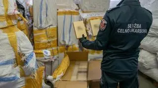 W magazynie w Wólce Kosowskiej ujawniono podrobione ubrania i perfumy