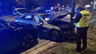 Kierowca uderzył w latarnię