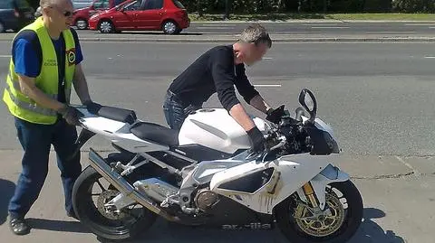 Wjechał w osobówkę przez zablokowane koło