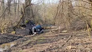 Zakopany pojazd terenowy w lesie na Targówku