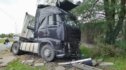 Wywrotka w rowie. "Zniszczyła betonowy słup i chodnik" 