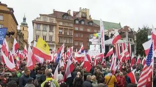 Manifestacja zorganizowania przez PiS na placu Zamkowym 
