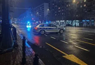 Stali przy bankomacie, policjanta po służbie coś zaniepokoiło