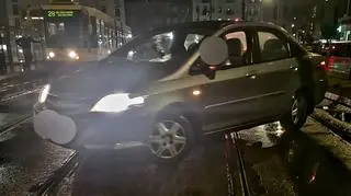 Auto utknęło na torowisku tramwajowym