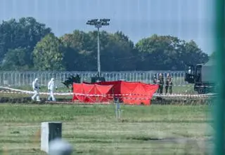 Prokuratorzy i biegli badają miejsce katastrofy F-16