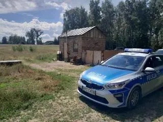 Mężczyzna ukrywał się w prowizorycznej budowli