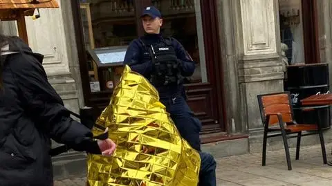 Poszkodowany mężczyzna na Krakowskim Przedmieściu 