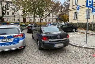 Z "piskiem" i zakazami wprost policyjnej celi