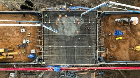 Leją beton na Marywilskiej. "Ostatni etap prac konstrukcyjnych na wiadukcie"