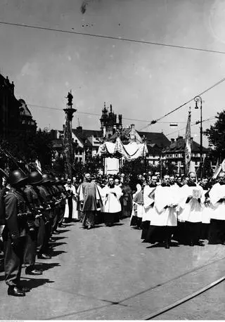 Fragment procesji na ul. Krakowskie Przedmieście. W głębi widoczna Kolumna Zygmunta.